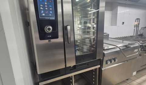 Installation d'un four mixte iCombi Pro 10 niveaux de marque Rational chez un traiteur lyonnais