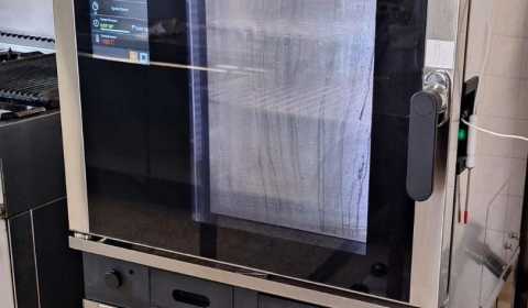 Installation d'un four Combi 5 niveaux de marque Atosa