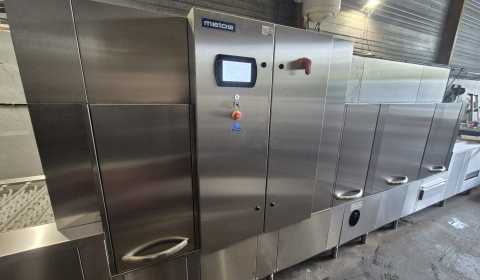 Installation d’une machine à laver à convoyeur grande capacité METOS WD-BS 550 chez MAGNER Traiteur
