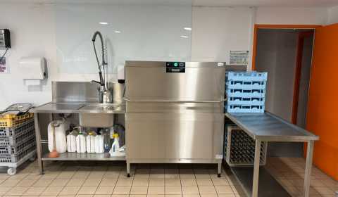 Installation d'une machine à capot AMXT-108 de marque Hobart au sein d'un restaurant scolaire