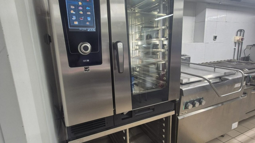 Installation d'un four mixte iCombi Pro 10 niveaux de marque Rational chez un traiteur lyonnais