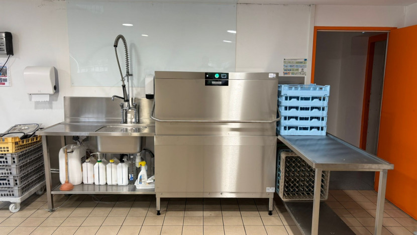 Installation d'une machine à capot AMXT-108 de marque Hobart au sein d'un restaurant scolaire