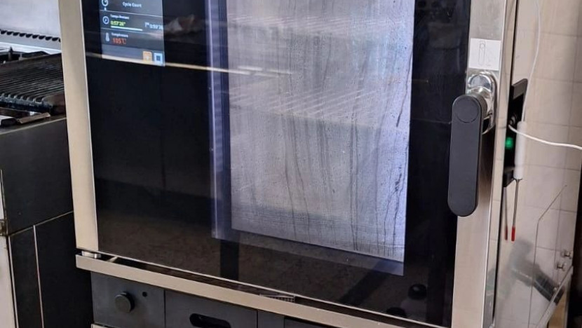 Installation d'un four Combi 5 niveaux de marque Atosa