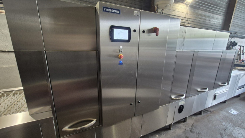 Installation d’une machine à laver à convoyeur grande capacité METOS WD-BS 550 chez MAGNER Traiteur
