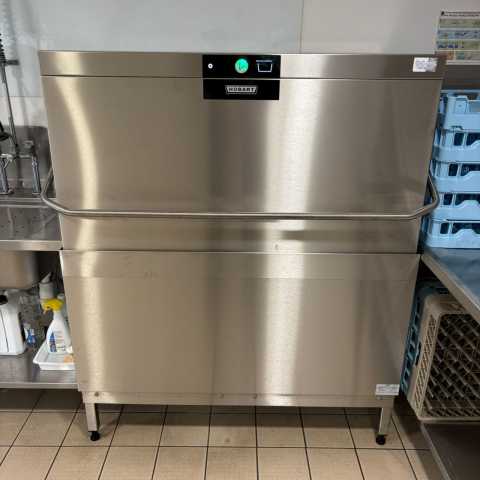 Installation d'une machine à capot AMXT-108 de marque Hobart au sein d'un restaurant scolaire