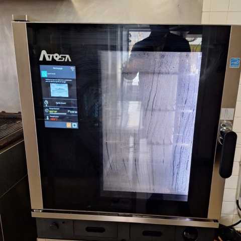 Installation d'un four Combi 5 niveaux de marque Atosa