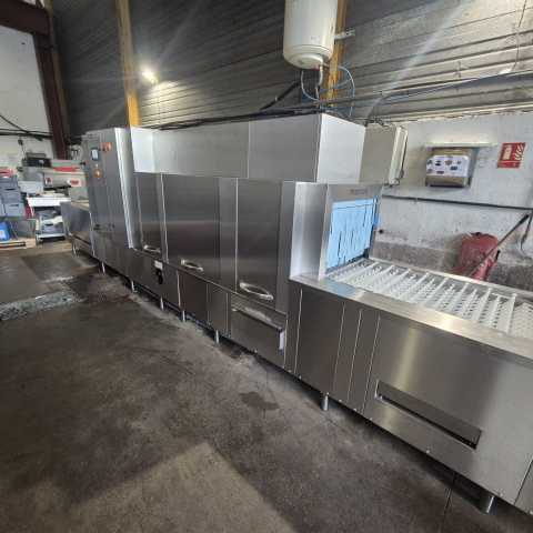 Installation d’une machine à laver à convoyeur grande capacité METOS WD-BS 550 chez MAGNER Traiteur