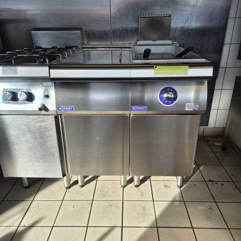 Installation d'une friteuse FR18 de marque Bonnet dans une restauration collective