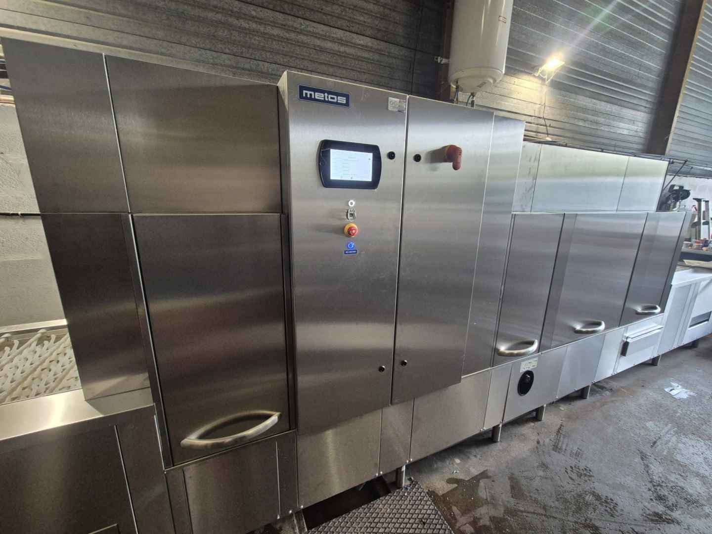 Installation d’une machine à laver à convoyeur grande capacité METOS WD-BS 550 chez MAGNER Traiteur