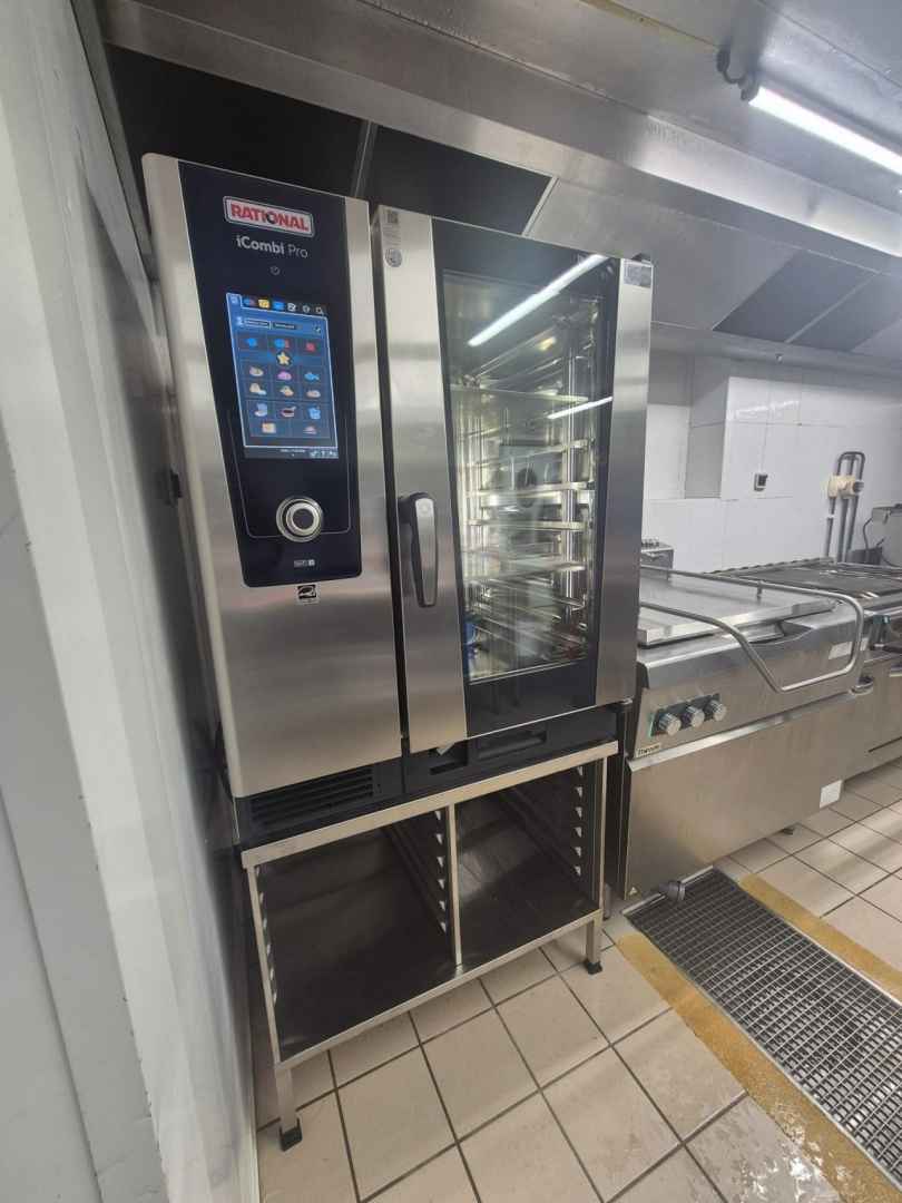 Installation d'un four mixte iCombi Pro 10 niveaux de marque Rational chez un traiteur lyonnais