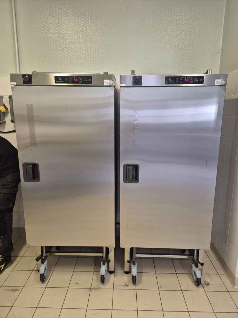 Installation de 14 fours de remise en température TRANS’THERM accompagnée d’un chariot 15GN 1/1 de marque BOURGEAT,